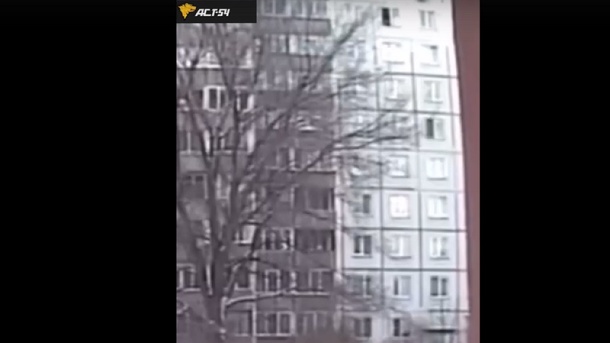 Пенсионерка выпала из окна в Заельцовском районе Новосибирска. ВИДЕО