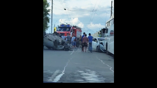 В Новосибирске автобус столкнулся лоб в лоб с седаном при тройном ДТП