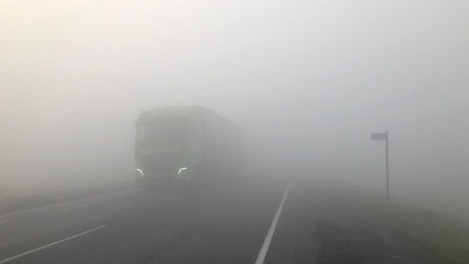 «Принимаются меры, вплоть до полного ограничения движения». Задымление на трассе Тюмень-Омск сохраняется