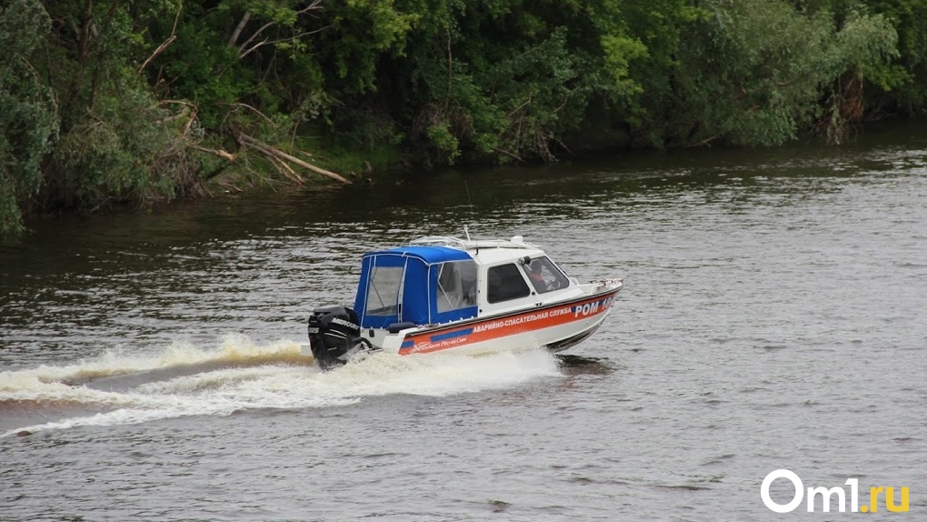 На Иртыше в Омске перевернулся парусник: мужчина оказался в воде