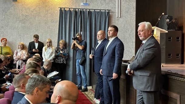 Омский регоператор участвует с командой правительства во встречах с населением региона