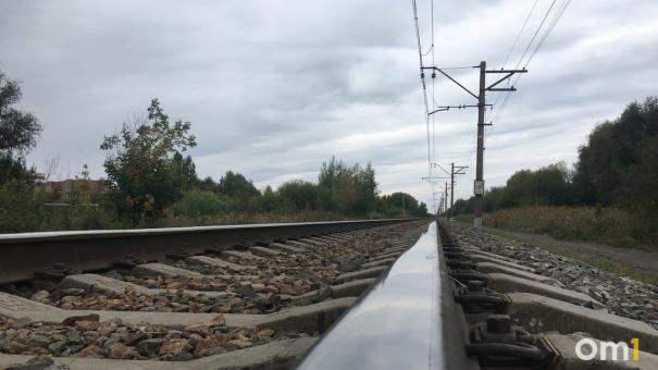 Погиб человек: в Новосибирской области поезд врезался в легковушку
