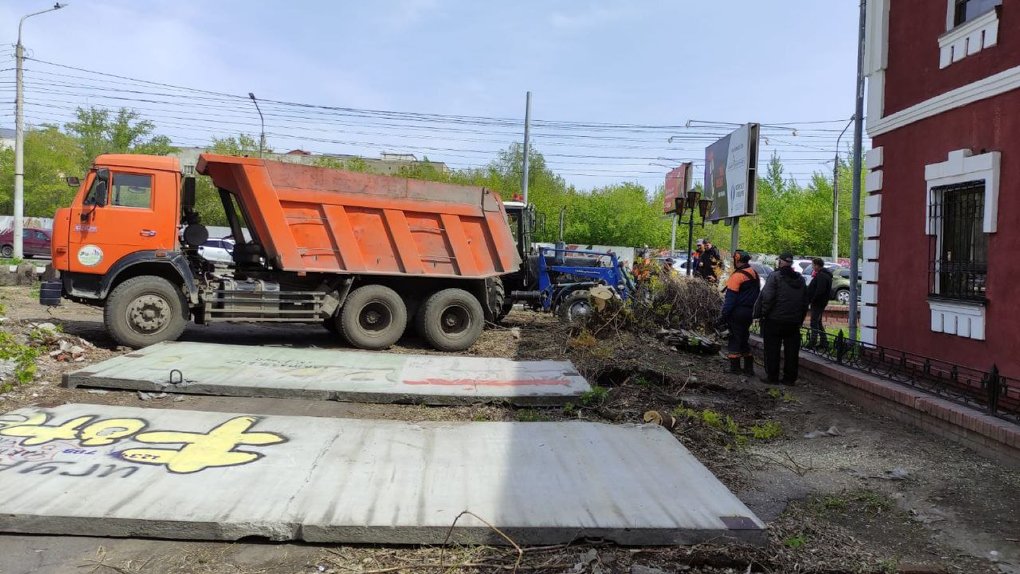 В Омске начали сносить бетонный забор на Жукова, за которым устроили свалку