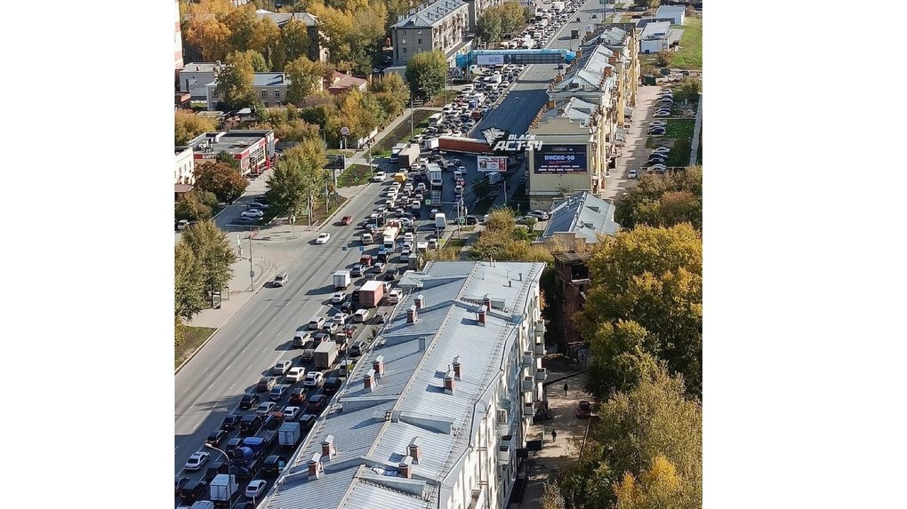 Гигантская пробка из-за ДТП с фурой произошла на Большевистской в Новосибирске