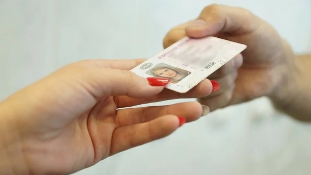 В Омске инструктора автошколы подозревают в вымогательстве денег у учеников