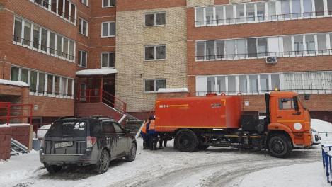 Омский дом, который трескался и тонул в канализации, спасли от половины проблем