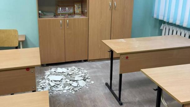 Сергей Шелест поручил проверить потолок в школе, где осыпалась штукатурка