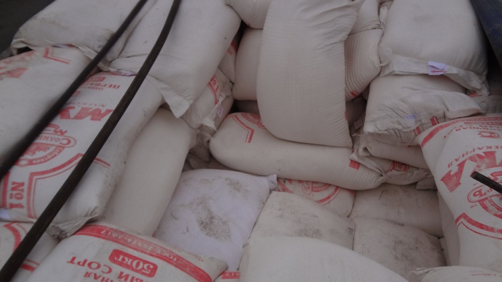 Из Омской области едва не вывезли 66 тонн сахара под мешками с мукой и удобрением