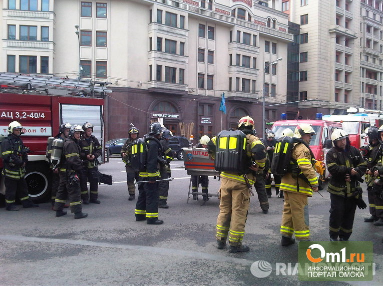 Полицейский участок рядом с пожарной станцией. Эвакуация в метро. Эвакуации людей при пожаре в метрополитене. Пожар в метро в Москве сейчас. Пожарная машина в метро.