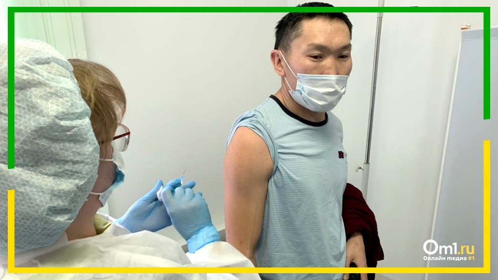 «Обмороки и боль от уколов»: репортаж с массовой вакцинации от коронавируса в Новосибирской области