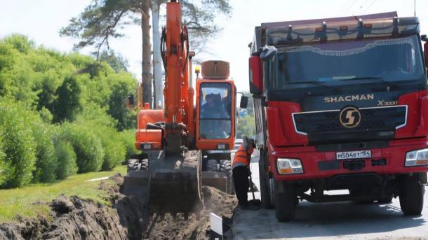 На Красном Пути ставят бордюр для ливнёвки, куда проваливались автобусы
