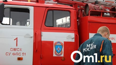 В Омске у Южного кладбища загорелось кафе