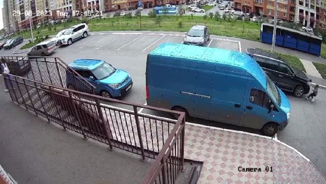 Во дворе омской новостройки сбили мальчика на самокате