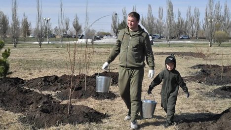 Губернатор Омской области Виталий Хоценко вместе с сыном и дочерью высадил деревья в «Саду памяти»