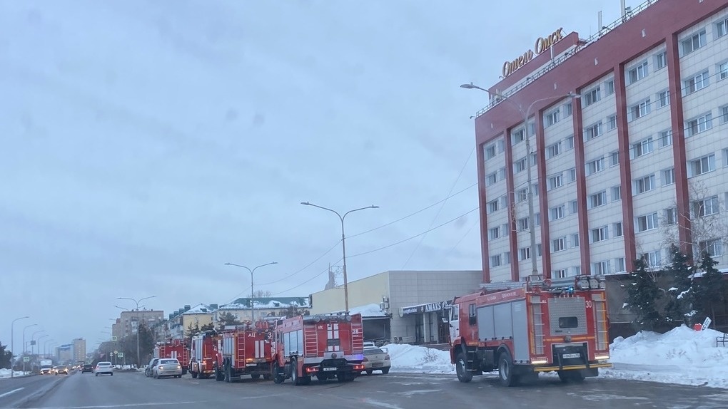 Омичей напугало скопление пожарных машин у гостиницы «Омск»