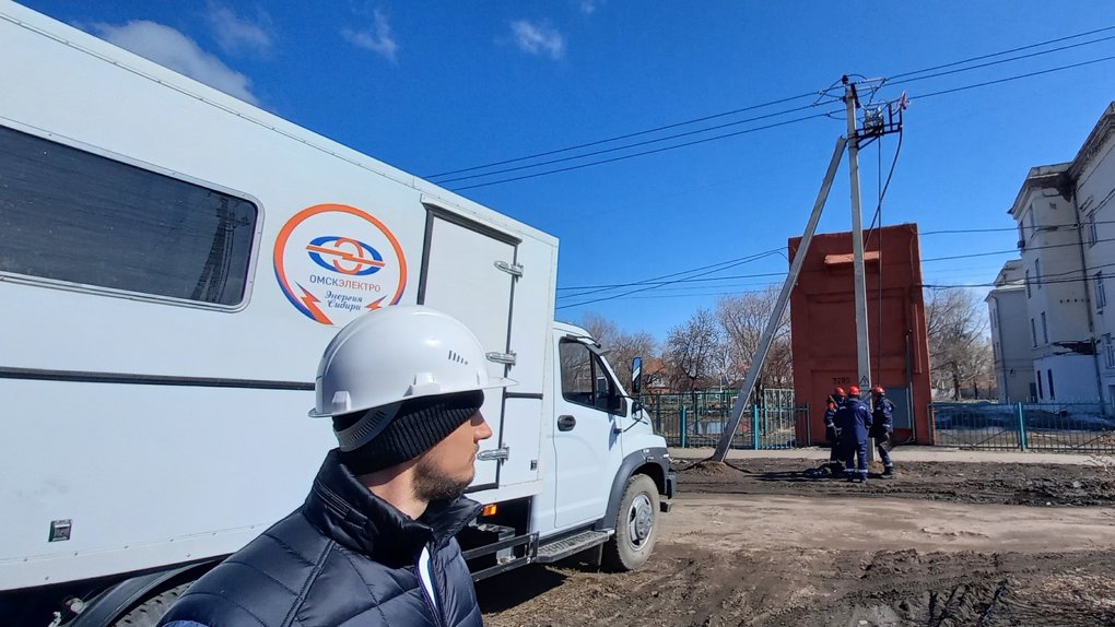 Делают на года: «Омскэлектро» обновляет воздушные линии электропередач в Ленинском округе