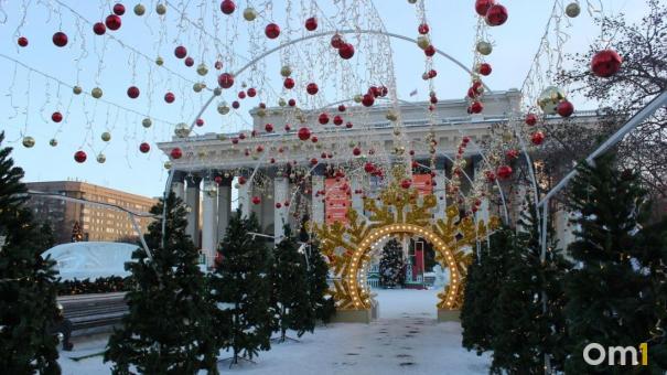 Две тысячи новогодних ёлок привезли в Новосибирск