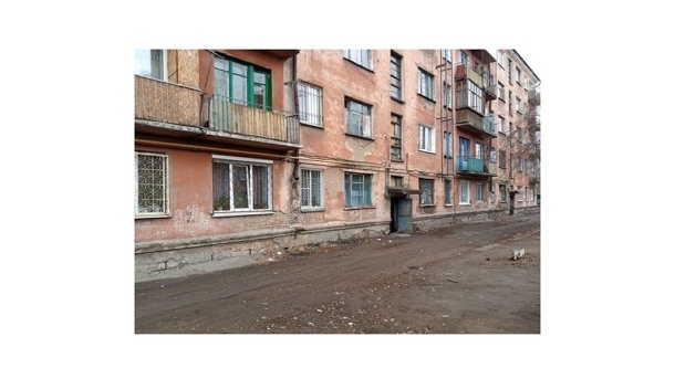 Как люди там живут? Омичи распространяют жуткие фото жилой аварийной пятиэтажки