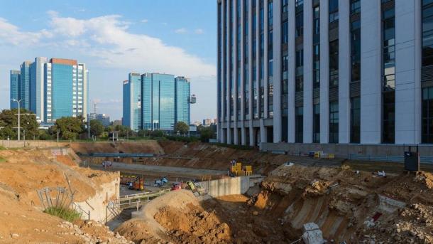 Новосибирцы опасаются обрушения территории жилого дома в котловане на Высоцкого