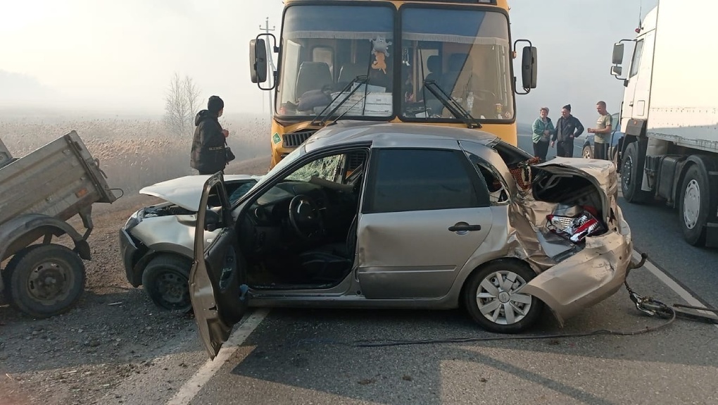 На «трассе смерти» в Омской области столкнулись «Лада» и автобус. Среди пострадавших есть дети