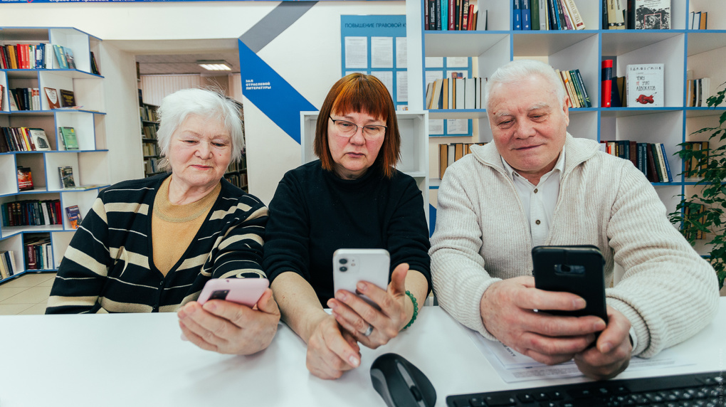 «Домашнее задание сделали?»: как пожилые омичи осваивают компьютеры и смартфоны в библиотеках