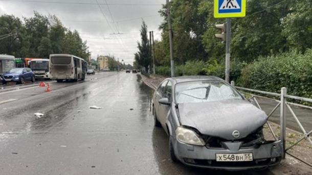Омичка за рулём пассажирского автобуса врезалась в иномарку