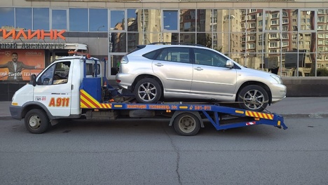 У омича забрали Lexus за двойную подделку госномера