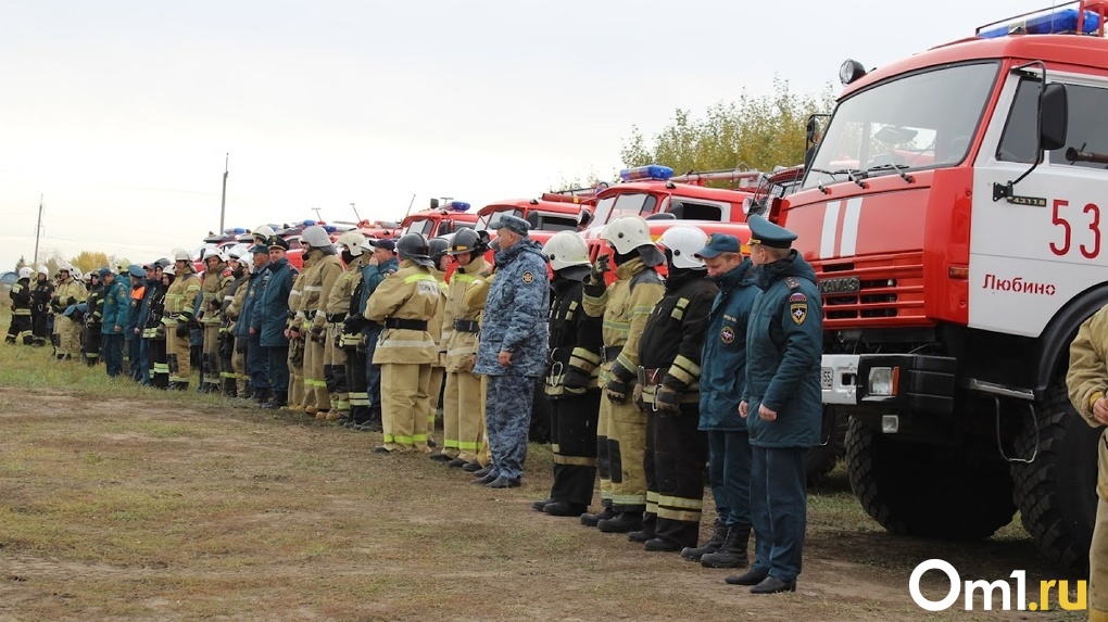 В Омске 21 огнеборец на 6 пожарных машинах тушили полыхающую постройку