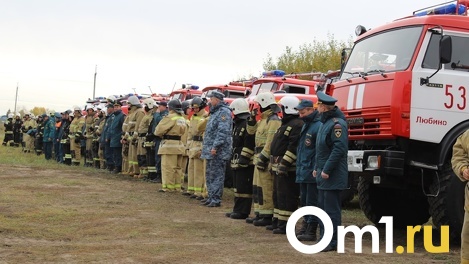 В Омске 21 огнеборец на 6 пожарных машинах тушили полыхающую постройку