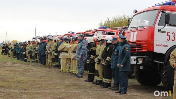 В Омске 21 огнеборец на 6 пожарных машинах тушили полыхающую постройку