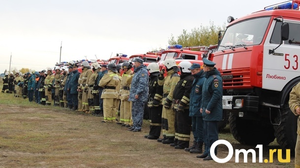 В Омске 21 огнеборец на 6 пожарных машинах тушили полыхающую постройку