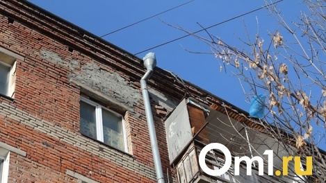 Омичи боятся обрушения плит и замыкания из-за протекающей крыши