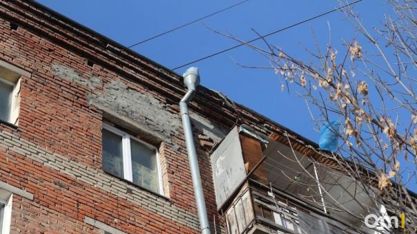 Омичи боятся обрушения плит и замыкания из-за протекающей крыши