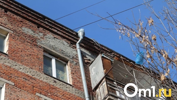 Омичи боятся обрушения плит и замыкания из-за протекающей крыши