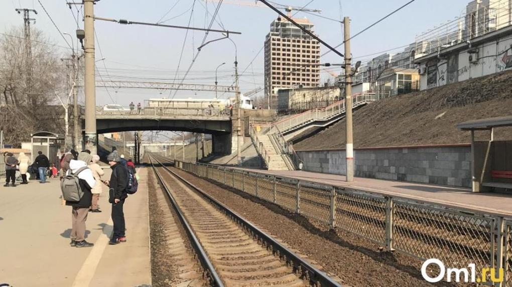 В Омске девушка выжила после столкновения с поездом