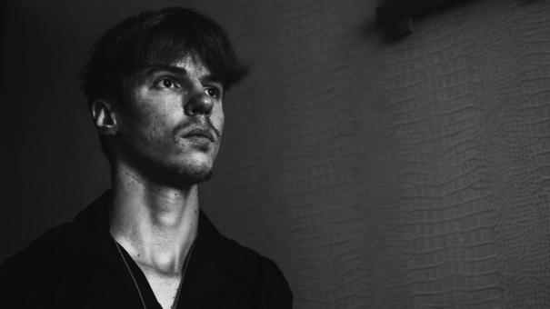 «Нравится искать что-то интересное»: новосибирец с редкой болезнью рук делает вдохновляющие фото