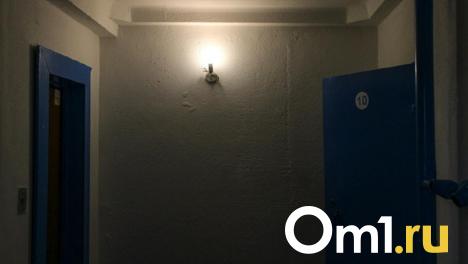 В Октябрьском округе Омска жильцы не могут выйти из дома из-за прорванной канализации