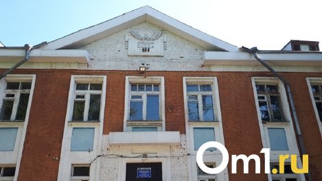 В Омске законсервируют заброшенную школу, из окна которой упал подросток