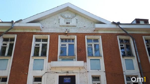 В Омске законсервируют заброшенную школу, из окна которой упал подросток