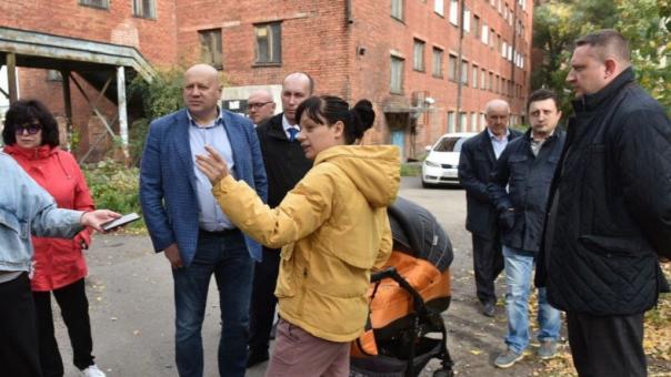 Шелест возобновил объезды районов Омска и посетил Октябрьский округ