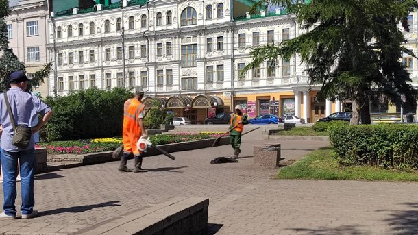После праздников с омских улиц вывезли более 40 тонн мусора