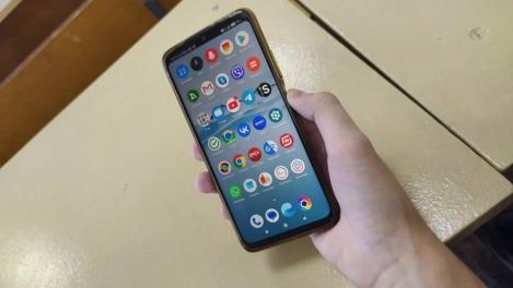 Житель Новосибирска умер от удара током, взявшись за телефон и батарею одновременно