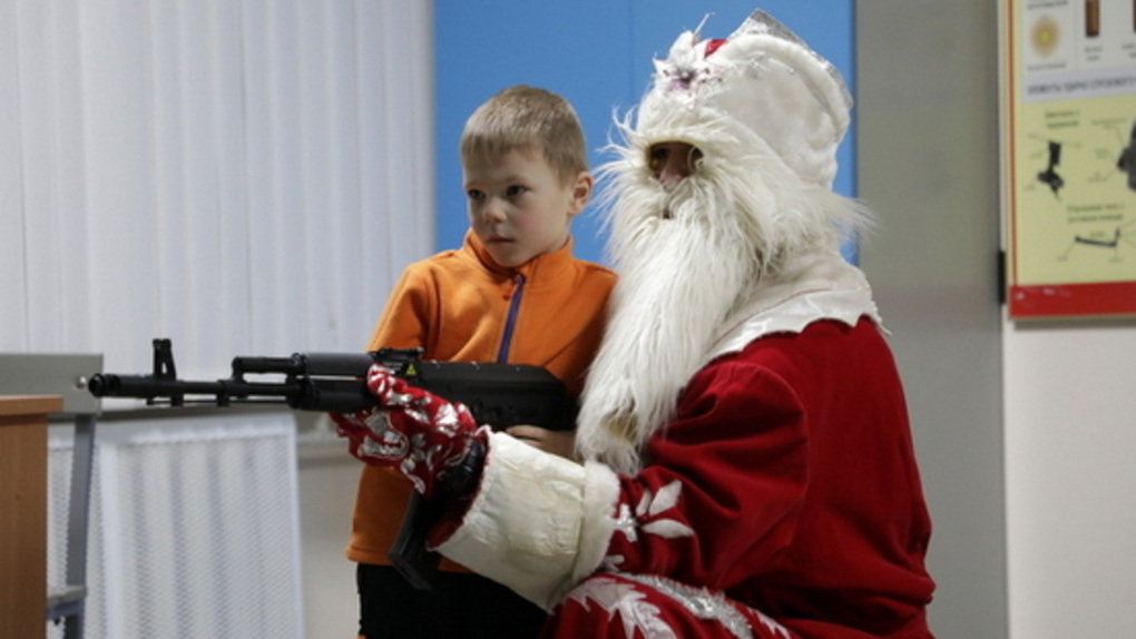 Дед Мороз подарил игрушечный автомат сыну участника спецоперации в Новосибирске