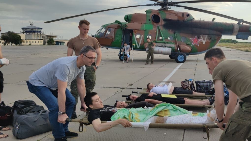 Омские врачи-единороссы на боевых вертолётах вывезли 17 пациентов из Луганска