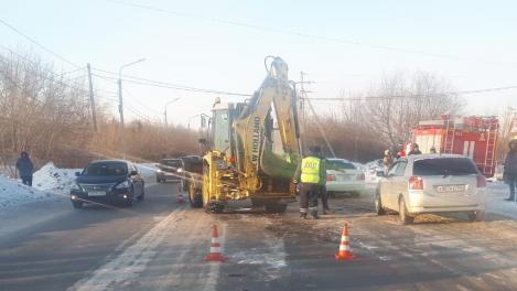 В Омске грузовик столкнул трактор на ребёнка