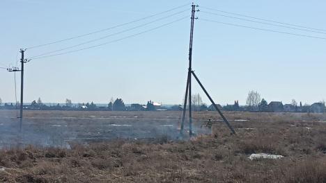 Под Омском загорелись 50 «соток» травы