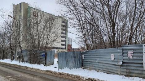 Прокуратура потребовала изъять участок в Омске, на котором 18 лет не могли построить гостиницу