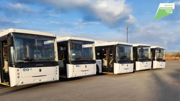 В Омск прибыло 13 новых низкопольных автобусов