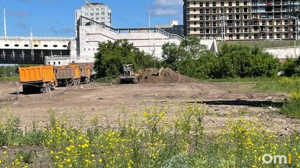 На омской набережной огородили участок для нового строительства