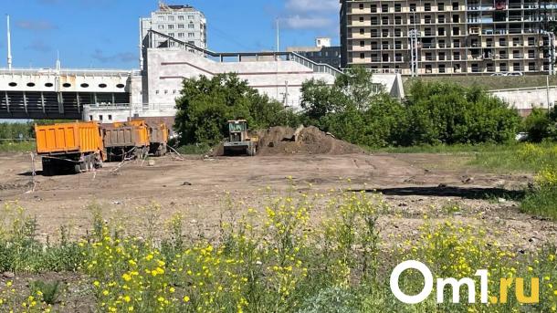 На омской набережной огородили участок для нового строительства